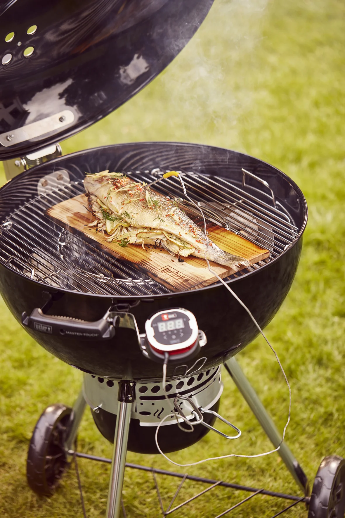 Weber 57cm mastertouch bbq best sale